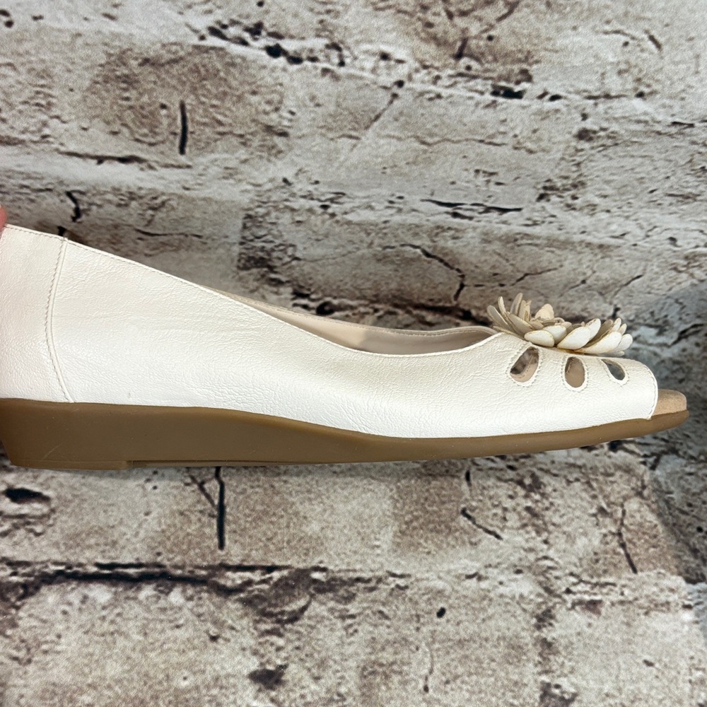 NWOT A2 By Aerosoles White Floral Open Toe Flats - Picture 3 of 8